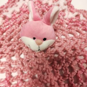 Doudou lapin rose au crochet